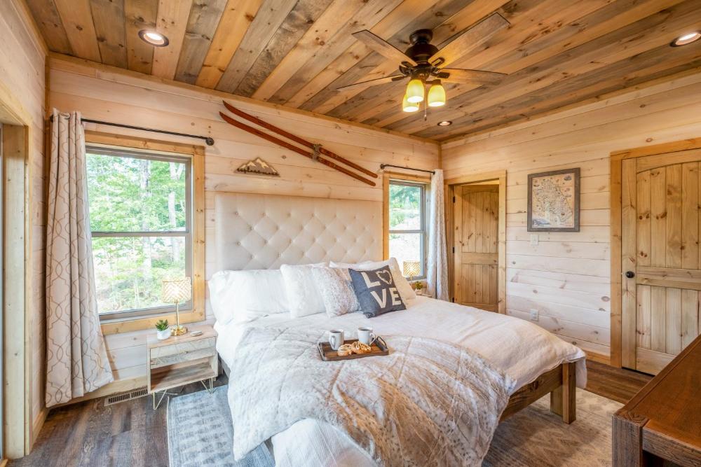 New / 3 King Suites / Sleeps12 / View / 5 mi to PF / Hot tub